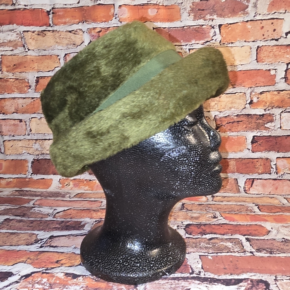 Vintage Musketeer Styled By Coroline Faux Fur And Wool Elegant Green Women's Hat